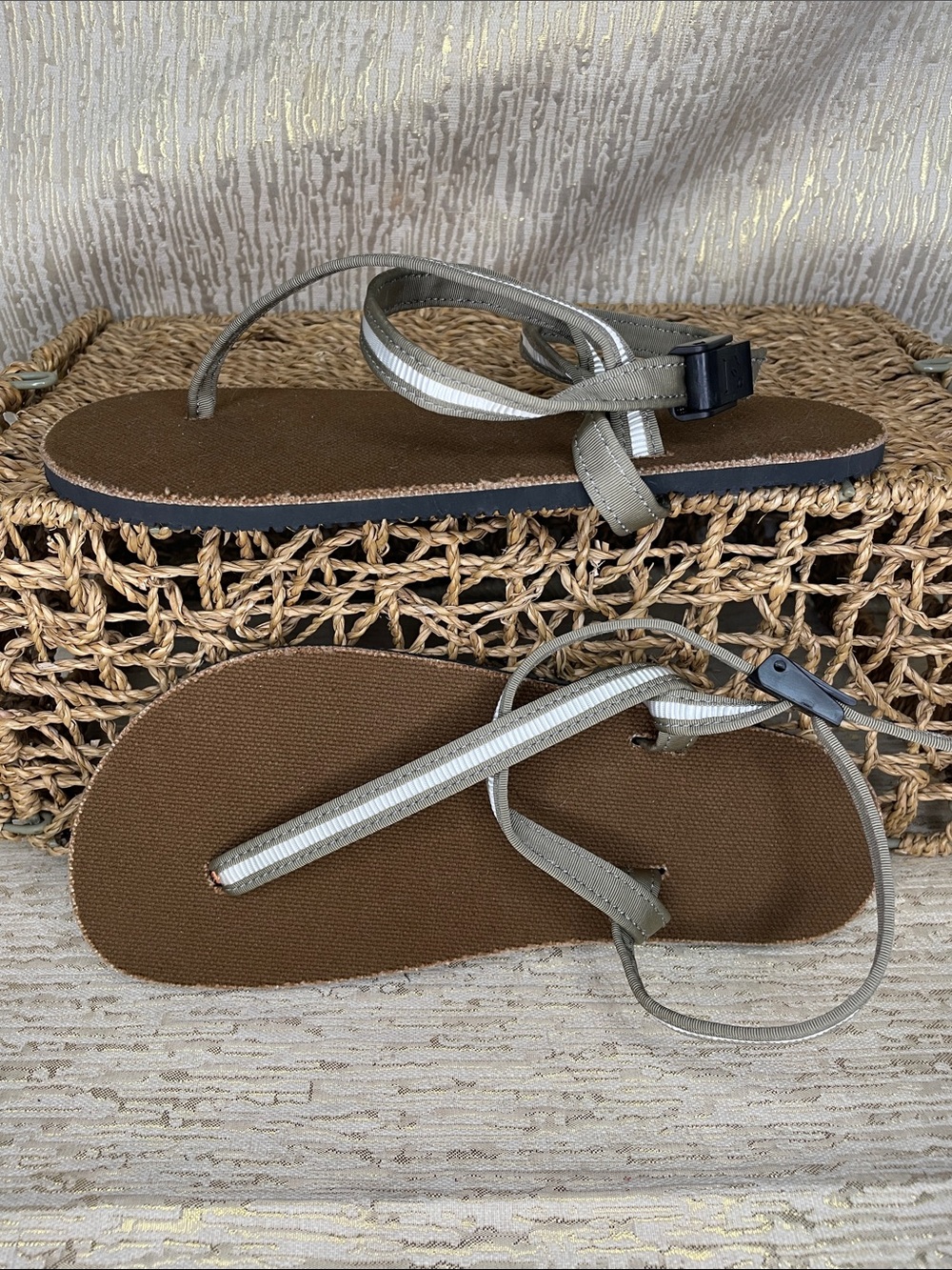 Earth Runners Men's Brown and Gray Minimalist Sandals Sz 7 New
